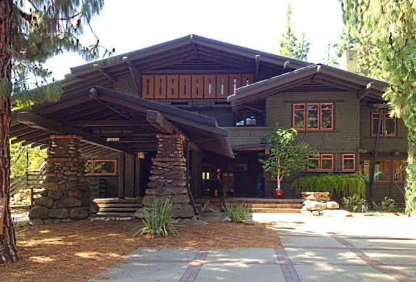 A street-level view of Craftsman homes along South Oakland Avenue in Pasadena’s Madison Heights neighborhood, photographed from the public sidewalk.